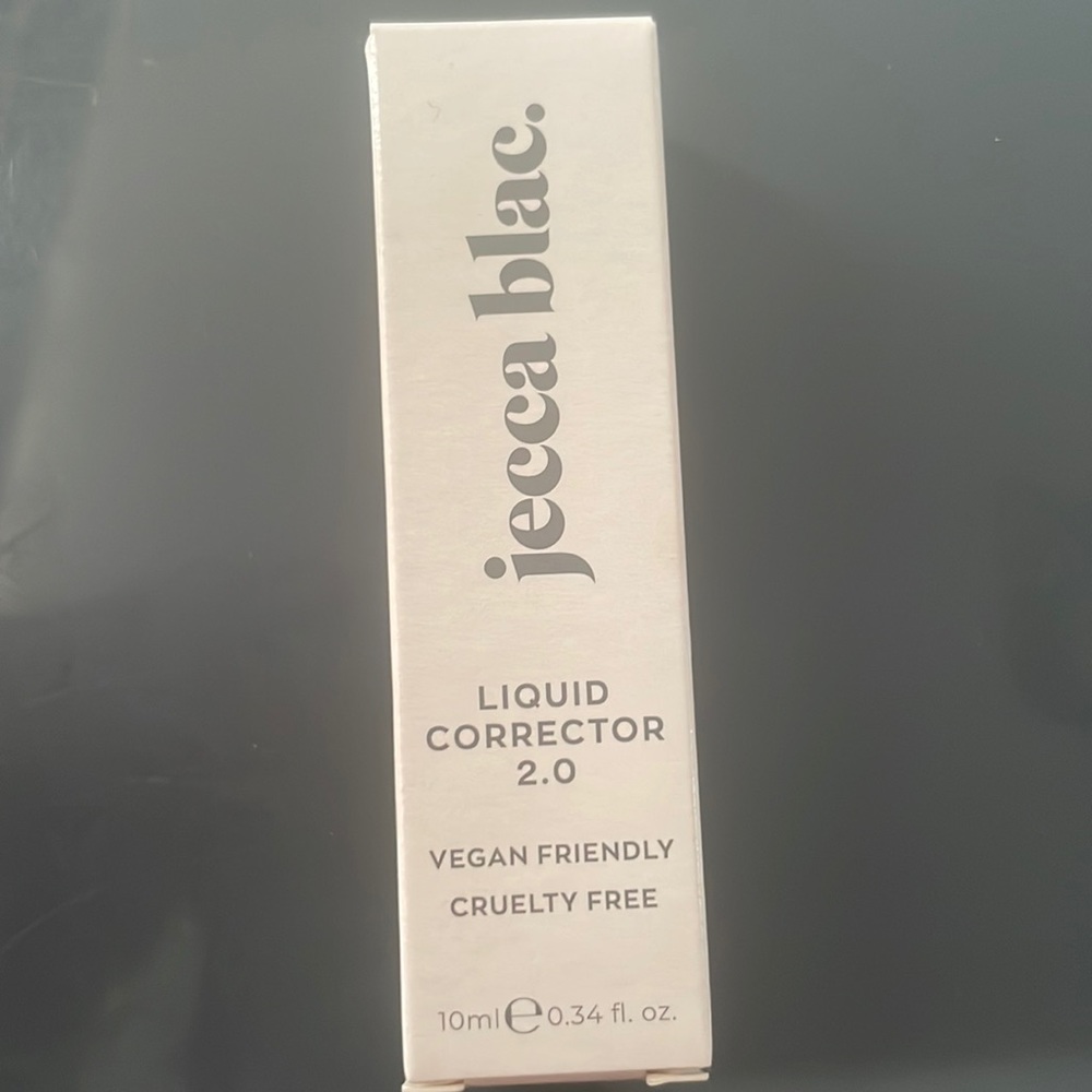 Under eye corrector